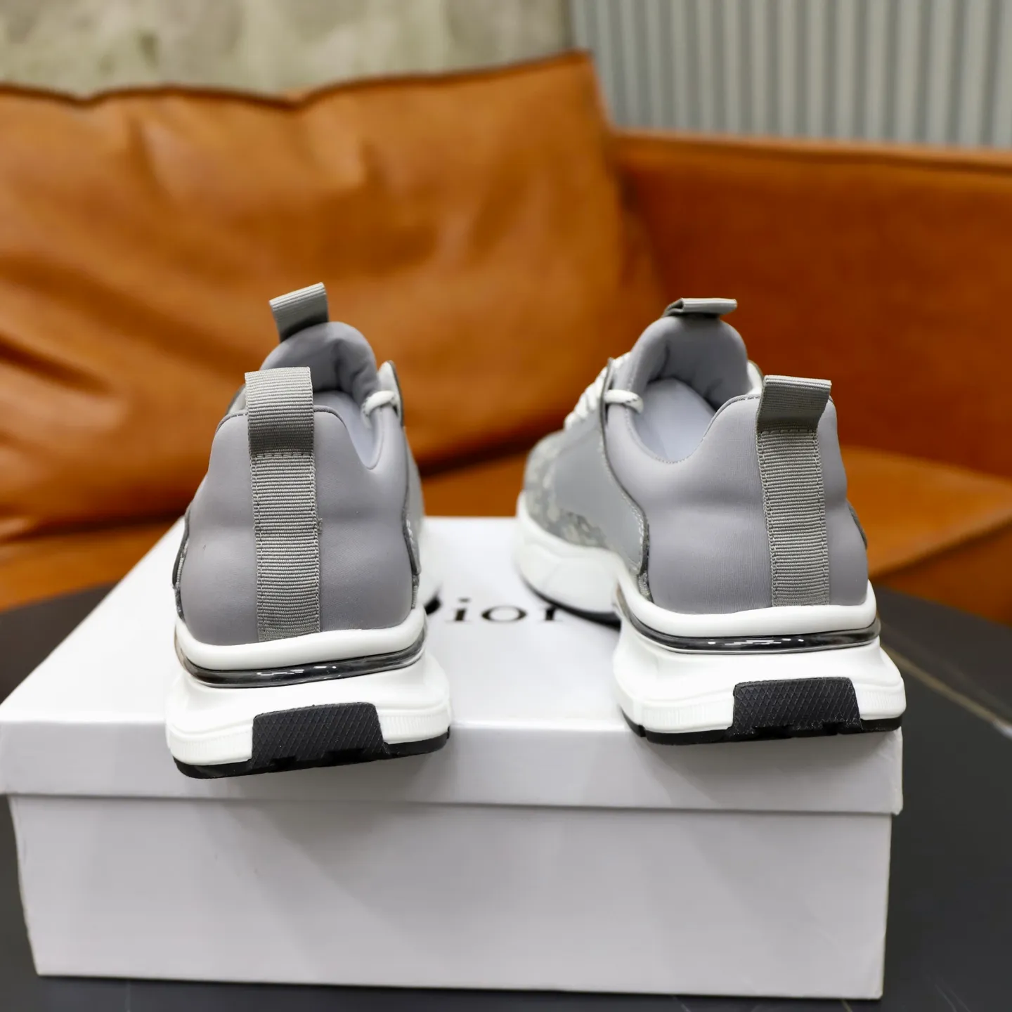 Ex-factory price: 420💰🙅‍♂️🙅‍♂️🙅‍♂️ Brand: Dior Standard code: 38-44 (45 customized) Grade: Same as the official website Material: Original cowhide stitching surface Comfortable and breathable lining Lightweight wear-resistant outsole Style category: Men's fashionable casual shoes Running sneakers Distinguished luxury brand elements Top luxury Color: Actual picture color
